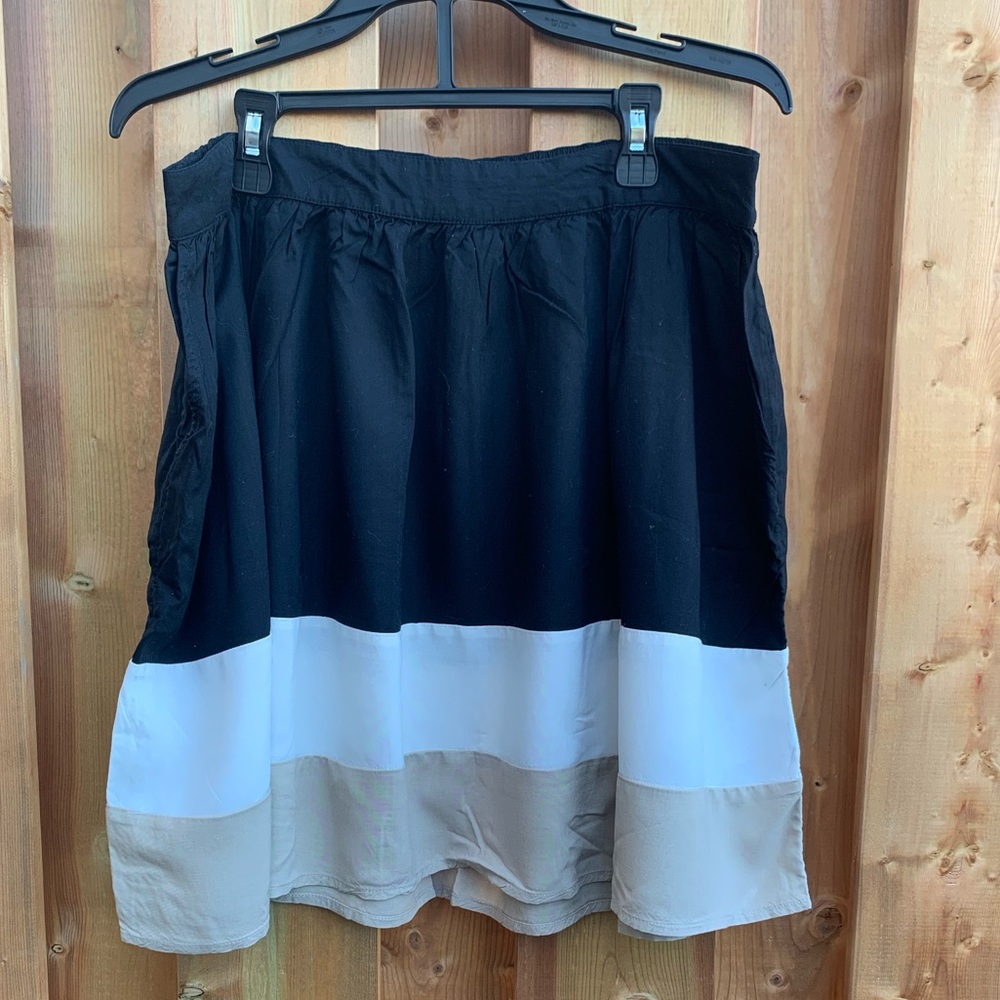 Old Navy Womens Above Knee Skirt Size Large Black, White & Tan